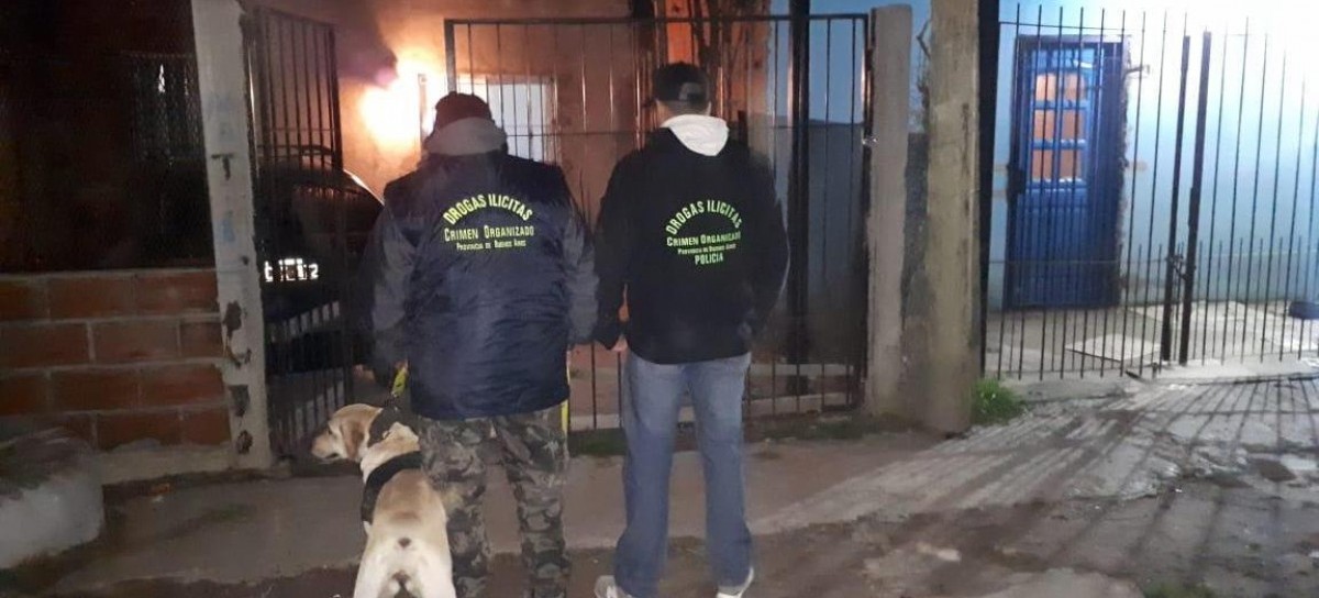Para desbaratar a una banda narco en La Plata, la policía llegó oculta en un camión volcador