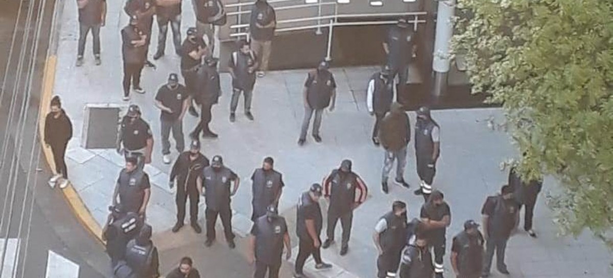 El gremio de vigiladores privados no tiene paz: duro enfrentamiento en la sede central