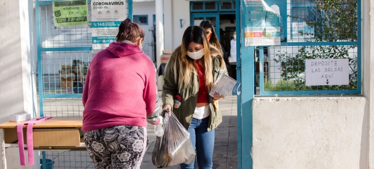 La Plata: en Arana, referentes sociales tomaron temperatura a vecinos e hicieron desinfección