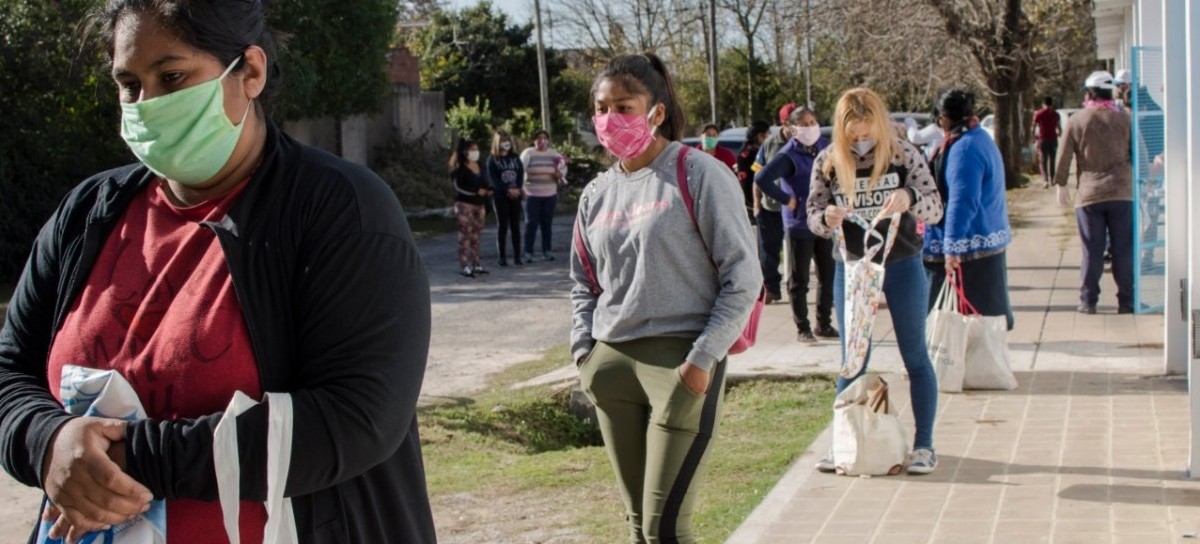 La Plata: en Arana, referentes sociales tomaron temperatura a vecinos e hicieron desinfección