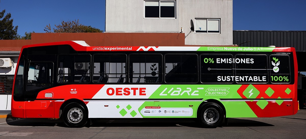 Hecho histórico para La Plata: comienza a circular el micro eléctrico para el transporte público