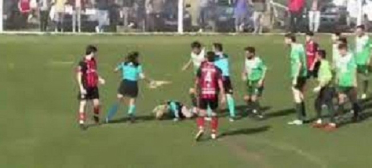 Salvaje y cobarde: un jugador de fútbol fue detenido tras pegarle de atrás a una árbitra
