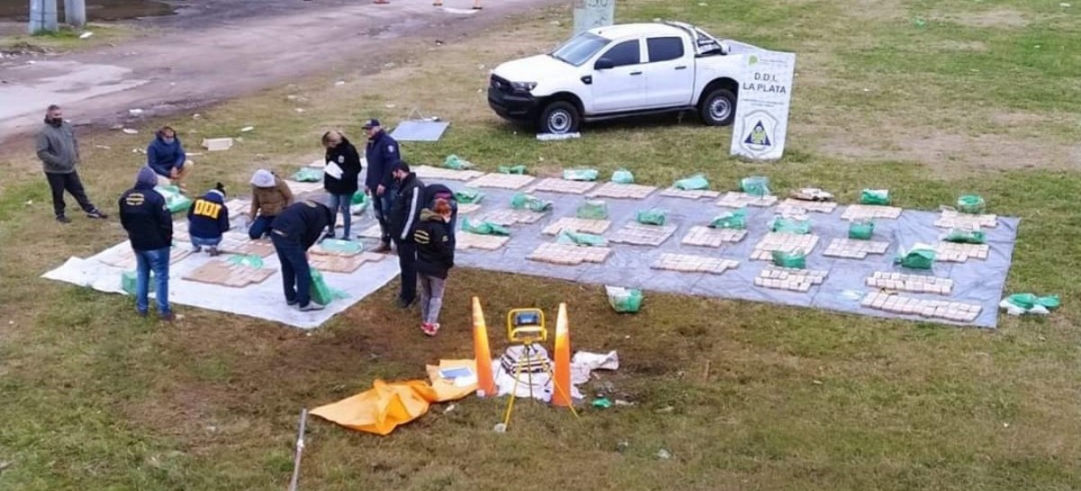 En Brandsen quisieron identificarlo y volcó en La Plata: en la camioneta había 625 Kg de  marihuana