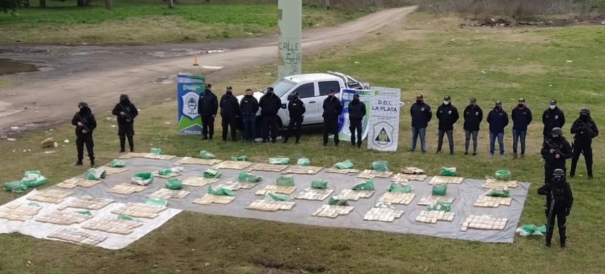 En Brandsen quisieron identificarlo y volcó en La Plata: en la camioneta había 625 Kg de  marihuana