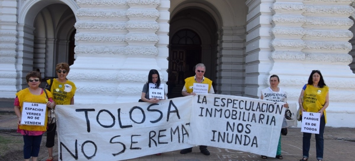 Integrantes de la Asamblea de Inundados Tolosa llevaron su reclamo al Palacio Municipal de La Plata