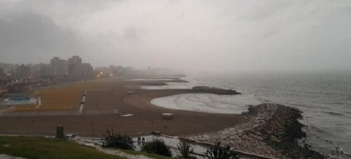 Temporal en Mar del Plata: Calles inundadas, evacuados y escuelas sin actividad