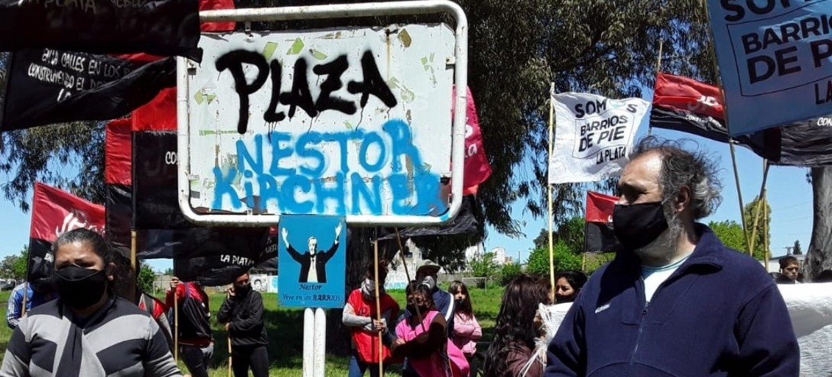 Bautizaron "Plaza Néstor Kirchner" a un pequeño espacio público de La Plata