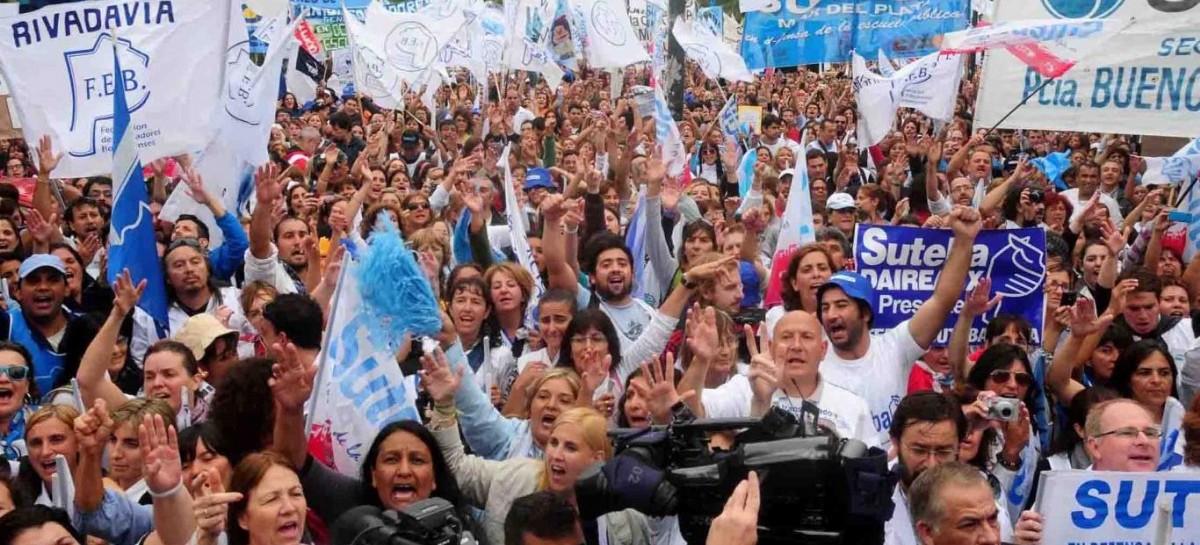 Los docentes no quieren aumentos por decreto, los quieren a través de paritarias