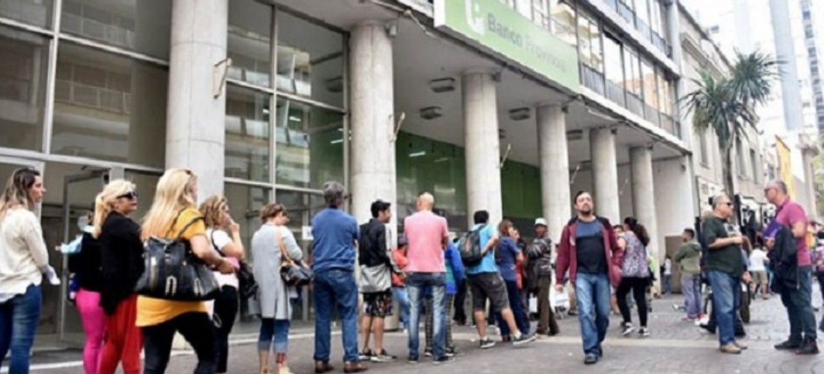 Por las protestas de los trabajadores, ir a los bancos se convirtió en un "caos"