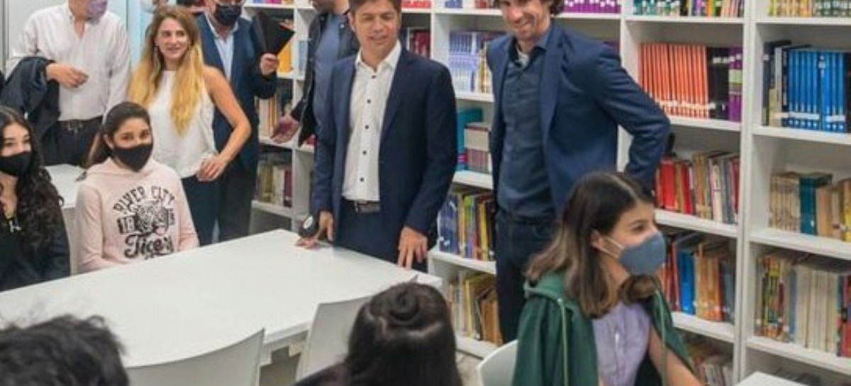 Pese a que prohíbe el uso de barbijos en el aula, Kicillof ingresó a una clase a cara descubierta