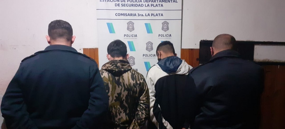 Los Hornos: familiares de dos ladrones agredieron a policías cuando intentaban llevarlos detenidos