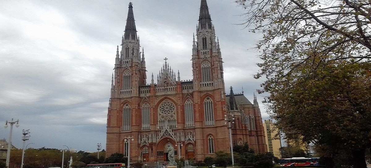 Apuran el vallado en la Catedral de La Plata: temen incidentes por el Encuentro Nacional de Mujeres