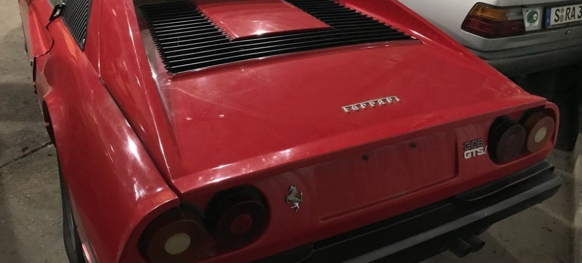 Sale a remate en el Banco Ciudad una Ferrari similar a la utilizada en la serie "Magnum"