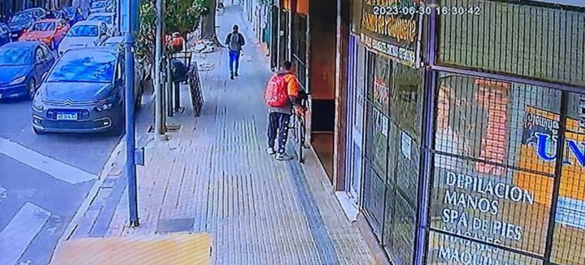 Pasó, vio y robó: así de fácil actuó un ladrón en la puerta de un edificio de La Plata