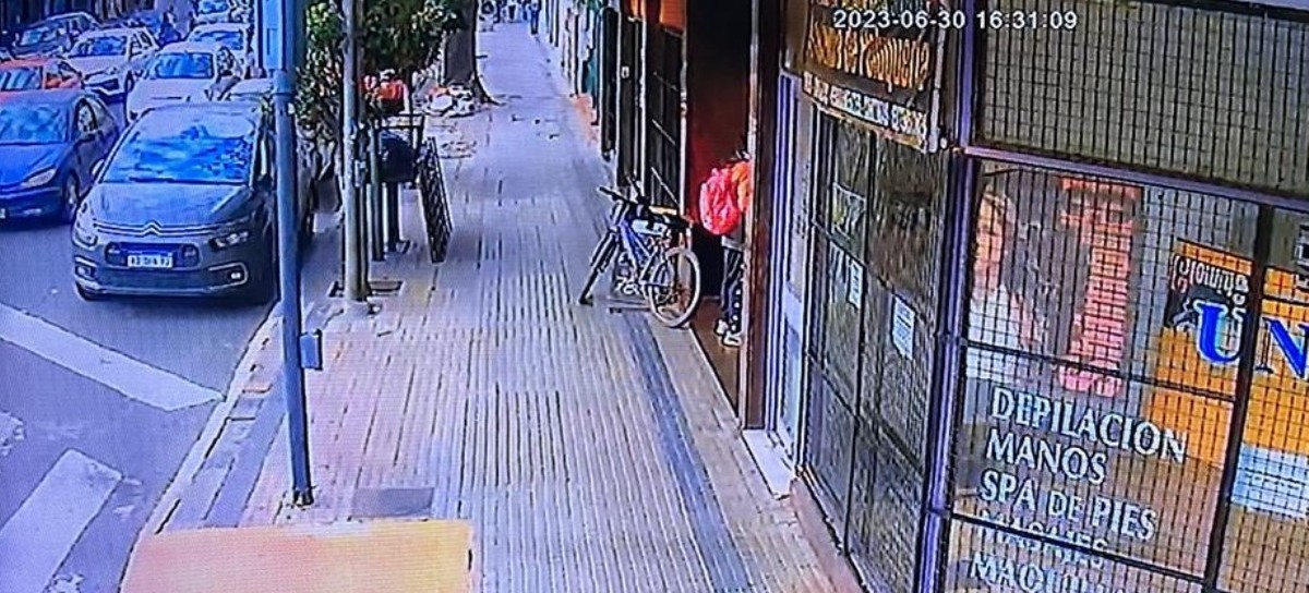 Pasó, vio y robó: así de fácil actuó un ladrón en la puerta de un edificio de La Plata