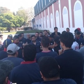 De manera sorpresiva y violenta, desalojaron la papelera Kimberly Clark tomada por trabajadores