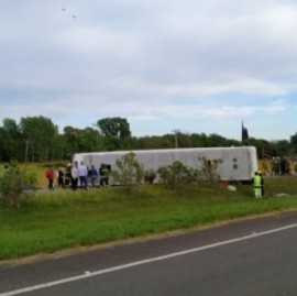 Tragedia en la Ruta 2 a la altura de Lezama: volcó un micro con estudiantes y hay fallecidos