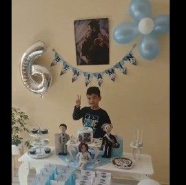 Se hizo viral el video de un niño que festejó su cumpleaños con cotillón peronista y sin amigos