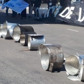 Ollas Vacías de los Comités Populares frente al Palacio Municipal de La Plata