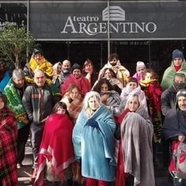 El peor vestuario y la peor cara del Teatro Argentino de La Plata: empleados castigados por el frío