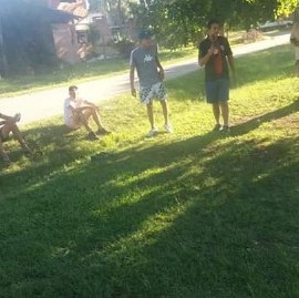 La Plata: se juntan en la plaza, vecinos denuncian; llega la Policía, los reta y se va. Pero vuelven