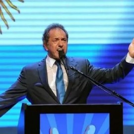 "Lo pedís, lo tenés": con "Volver al Futuro", Scioli le dio el gusto a un docente habitué de Twitter