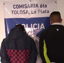 Iban zigzagueando con la moto y llamaron la atención de la Policía: llevaban marihuana
