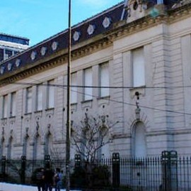Dos colegios de La Plata, uno de ellos frente a la Catedral, con amenazas de bomba y evacuados