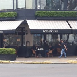 La Plata: como si nada, algunas confiterías del centro están abiertas con atención al público