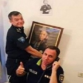 Dos Policías bonaerenses, de lo más "graciosos" con el general José de San Martín