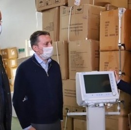 En Ensenada, el gobernador Kicillof le entregó respiradores al intendente de Esteban Echeverría