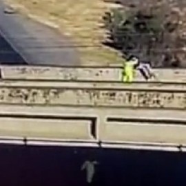 CEAMSE reconoció el gesto de dos operarios que rescataron a un hombre que amenazó con suicidarse