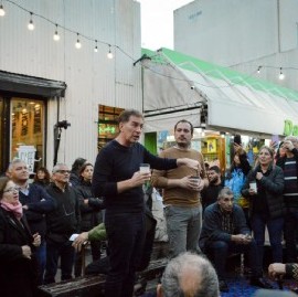 Berazategui: Diego Santilli siguió su campaña visitando a vecinos y comerciantes del centro