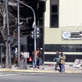 Volvieron recargados: vendedores ambulantes y "arbolitos" de La Plata coparon las veredas del centro