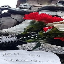 "Perdón por la Traición", dice un cartel con flores colocado en la tumba del ex presidente Alfonsín