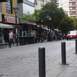 Asueto de este martes: empresarios de La Plata dijeron que la medida del Gobierno fue irresponsable