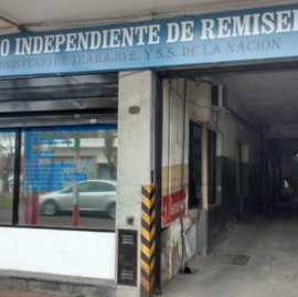 Acusan a funcionarios municipales de La Plata de "robarle habilitaciones en la cara" a los remiseros