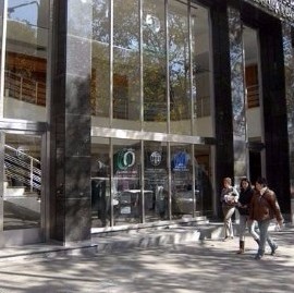 VIDEO: Tremenda fuga de agua frente al Colegio de Abogados de La Plata