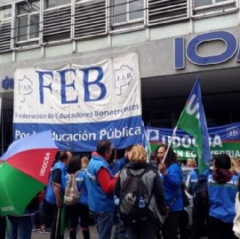 VIDEO: Gremios docentes reclamaron frente a la sede de IOMA en La Plata