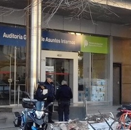 Un penitenciario bonaerense reclama que su ex mujer policía sea sancionada por "amenazas graves"