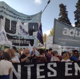 La comunidad universitaria platense unida en defensa de la educación pública