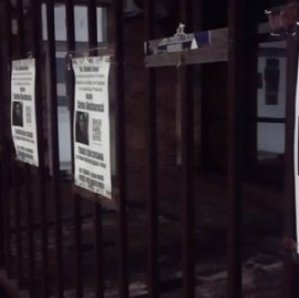 Empapelaron un Juzgado de Morón en solidaridad con una mujer víctima de violencia de género