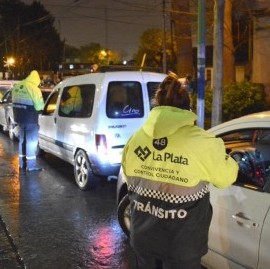 Ciudadano platense escrachó a inspectores de tránsito que están "flojitos de papeles"