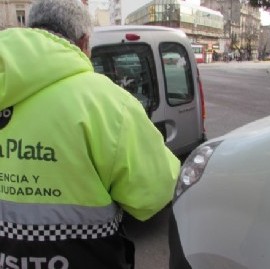 VIDEO: Policía bonaerense debe intervenir a funcionarios de tránsito que circulan en coche "vencido"