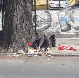 Una mujer de La Plata come, se sienta y duerme sobre la basura