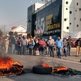 Corte y manifestación por despidos en la municipalidad de La Plata