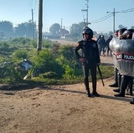 Guernica: con serios incidentes y enfrentamientos, la Policía bonaerense desalojó el predio tomado