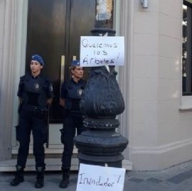 El Espacio de Inundados La Plata llevó su protesta frente a la sede de "Dacal Bienes Raíces"
