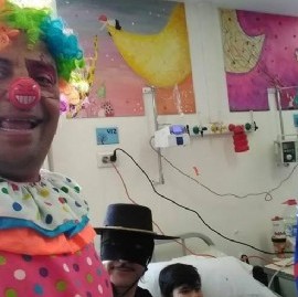 En La Plata hay un precandidato que es un verdadero payaso