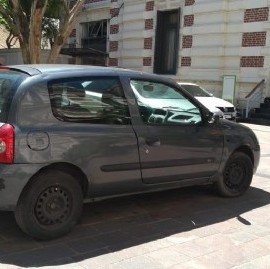 El destino más esperado: el Clío de Kicillof, en el playón de estacionamiento de la  Gobernación